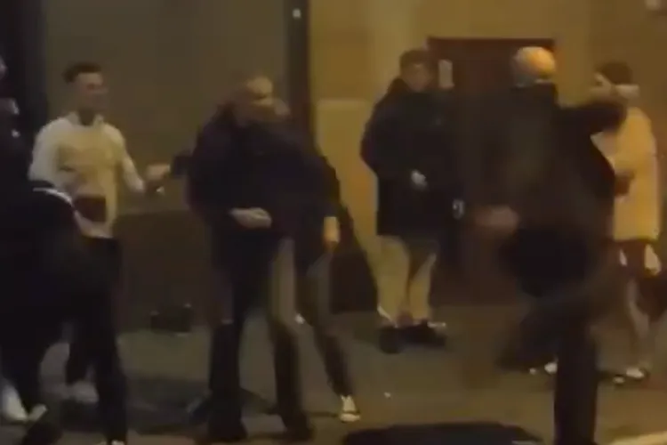 Bătaie ca-n filme la Cluj-Napoca! Două persoane au fost reținute după un scandal uriaș pe stradă. Un minor a fost implicat în altercație 