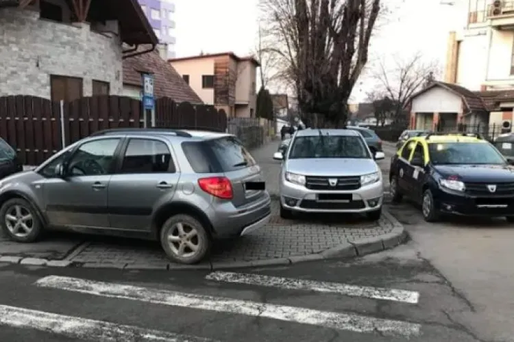 Haos în Cluj-Napoca! Mașinile parcate pe trotuar blochează o stradă din oraș și creează ambuteiaje de la primele ore ale dimineții: „Să luați măsuri” 