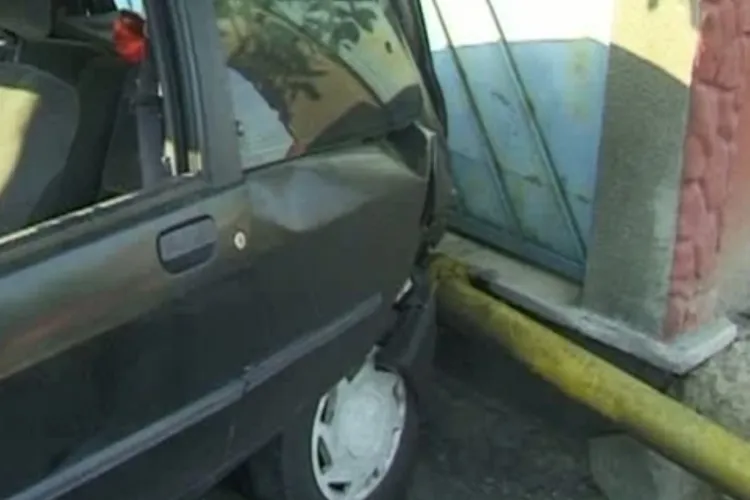 Țeavă de gaz avariată în această dimineață la Cluj, după ce un șofer care a intrat cu mașina în ea. Pompierii clujeni acționează pentru asigurarea zonei