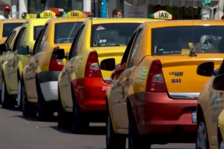 Trotuarul invadat de taxiuri în Cluj! Locuitorii nu pot trece cu cărucioarele și parcarea devine un coșmar la Panemar Calea Baciului: „Nu avem spațiu!”