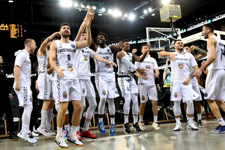 U-BT Cluj-Napoca debutează cu victorie în primul amical al verii! 99-90 cu CS Vâlcea, dar antrenorul avertizează: „Mai avem mult de pus la punct”