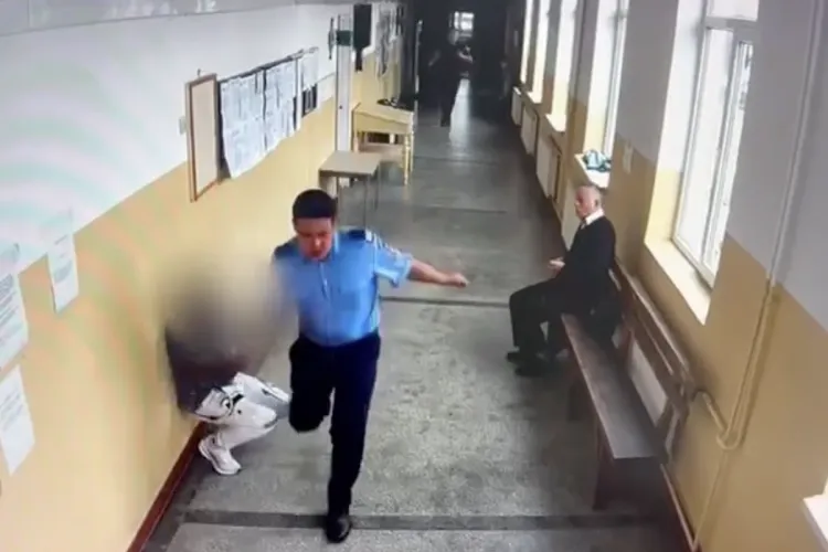 VIDEO Scandal în instanță! O clujeancă a leșinat după ce și-a văzut concubinul împotriva căruia avea ordin de protecție. Jandarmii l-au imobilizat instant