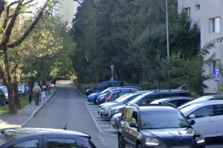 Parcare imposibilă pe o stradă din Cluj-Napoca! Locatarii de pe Aleea Băișoara spun că părinții de la Școala Internațională ocupă toate locurile de parcare