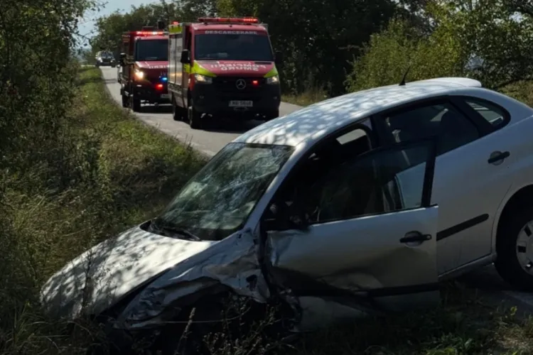 Accident rutier în Cluj: Două autoturisme implicate, un bărbat și un minor transportați la spital pentru îngrijiri