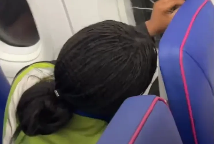 VIDEO. Panica printre românii de pe un zbor WizzAir! Au „înghețat” când au văzut că stewardesa lipește geamul spart cu „scotch”: „Bucata costă cât un Logan