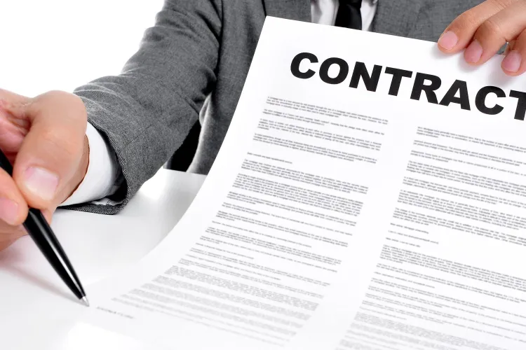 Chirii „moca” doar pe hârtie! Proprietarii din Cluj forțează chiriașii să semneze contracte de comodat și să plătească sute de euro la negru