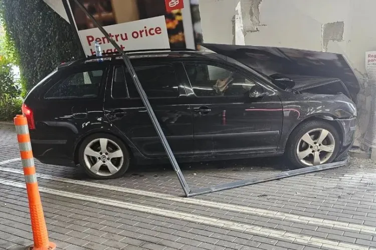 Accident neobișnuit la Kaufland Cluj: o mașină a lovit zidul de la intrarea în parcarea subterană FOTO