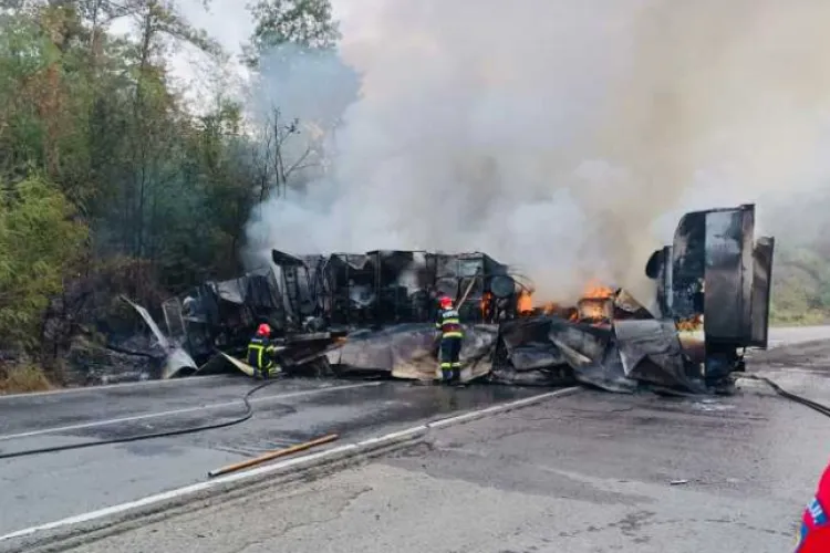 La un pas de tragedie! Un camion a fost mistuit de foc. Pompierii au intervenit de urgență 