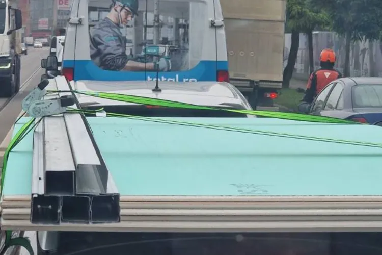 Pericol pe drumurile din Cluj-Napoca: Plăci de rigips și țevi legate „de formă” pe plafonul mașinii. „La o frână mai sănătoasă, toate le vezi pe jos”