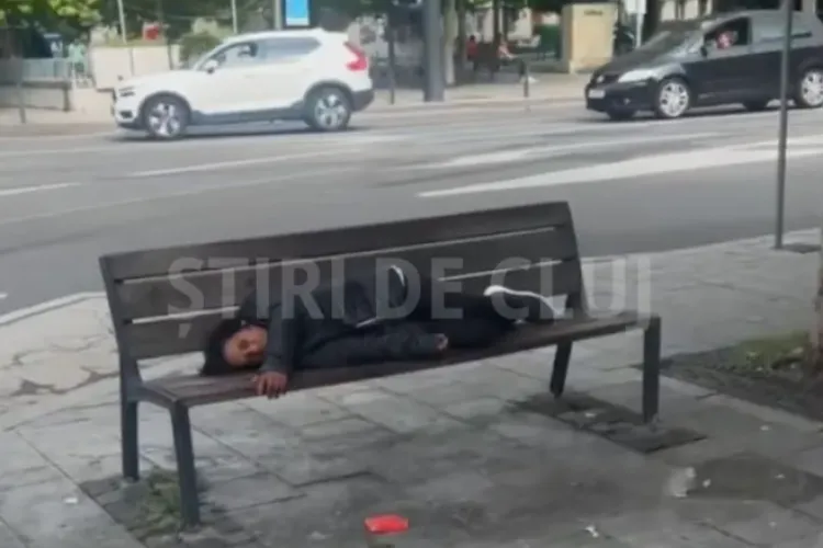 Piața Gării din Cluj-Napoca, din nou sub „asediul” persoanelor fără adăpost! Clujenii sunt revoltați: „Dorm pe bănci și emană un miros insuportabil”