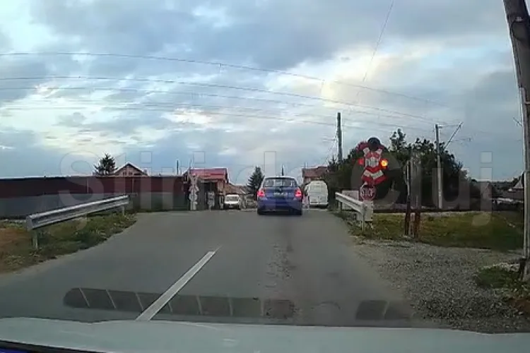 VIDEO. Așa se întâmplă tragedii: Clujean inconștient ignoră semnalele acustice și luminoase și trece peste calea ferată. Trenul putea veni în orice moment!