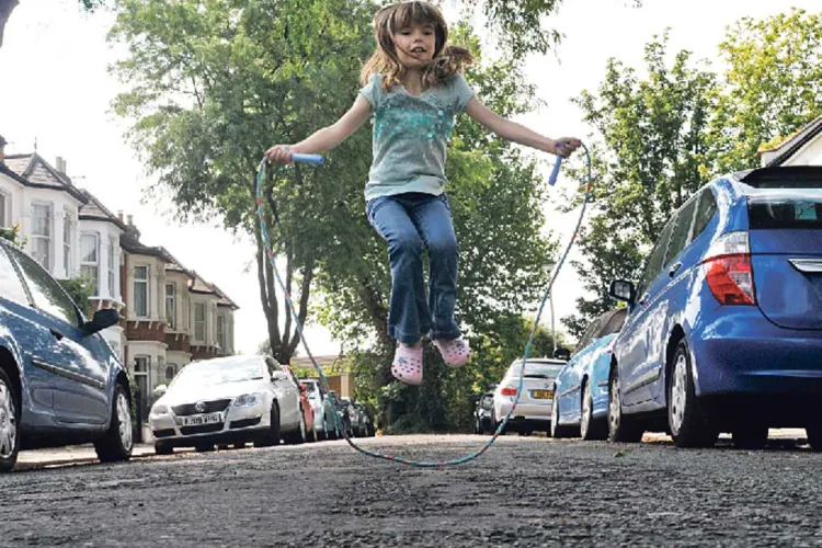 Cartier din Cluj fără parc pentru copii! Părinții revoltăți: „Copiii noștri se joacă printre mașini, și nu sunt în siguranță!”