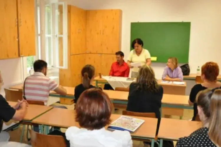 Tristul adevăr! Dascălii sunt umiliți în școli de derbedei și de aroganța banilor și de legile absurde ale statului. Dan Negru a spus totul 