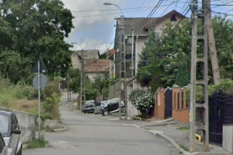 Situație de coșmar pe o stradă Cluj-Napoca! Mașini parcate aiurea și trafic paralizat, locuitorii cer intervenție rapidă: „Nu mai accept indiferența!”