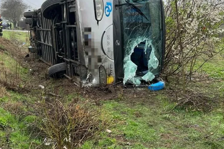 Trafic blocat pe DN1 E60 pentru a permite intervenția autorităților la accidentul cu autocarul cu 20 de persoane din Dumbrava 