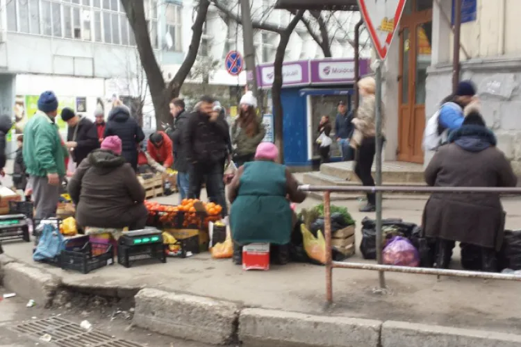 Comerț „modern” pe o stradă din Cluj-Napoca! Legumele și fructele sunt vândute direct pe bordură: „Nu cred că e normal” 