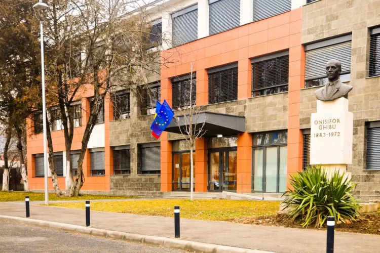 Zeci de tineri transformă curtea Liceului Ghibu într-un fumoar: Vecini revoltați reclamă adunări matinale și deranj constant