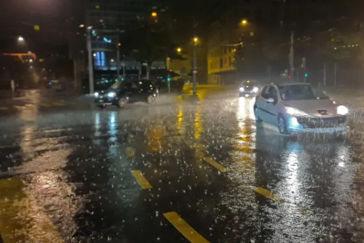 Marcaje rutiere greu vizibile pe ploaie, în Cluj-Napoca: „Avem nevoie de soluții europene, altfel rămânem în Evul Mediu”