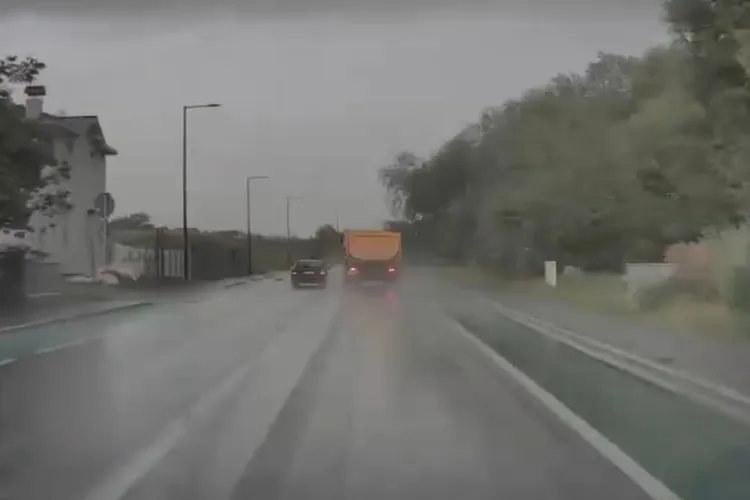 Depășire extrem de periculoasă în Cluj-Napoca: Mașină aproape să provoace un accident pe ploaie torențială VIDEO