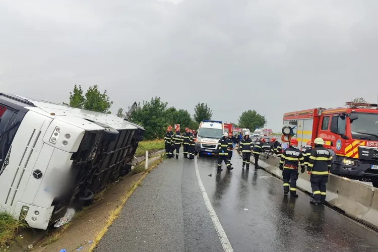 Accident grav în Dumbrava, Cluj. Un autocar cu 20 de persoane s-a răsturnat/S-a activat planul roșu de intervenție: Zeci de echipaje, la fața locului VIDEO