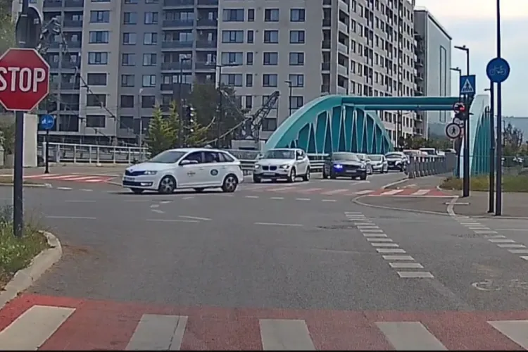 „Efect de turmă” la semafor în Cluj-Napoca: Mai multe mașini au trecut pe roșu, depășind coloana care aștepta regulamentar VIDEO