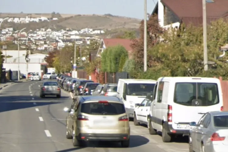 Confuzie și blocaje pe o stradă din Cluj-Napoca! Locuitorii cer autorităților să mute parcarea și să prevină accidentele la intersecții: „E un coșmar!”