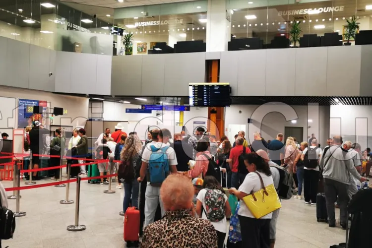 Revoltă pe Aeroportul Cluj! Zeci de pasageri abandonați de WizzAir, după ce a vândut mai multe bilete decât locuri: „Bătaie de joc: Ai bilet, dar nu zbori”