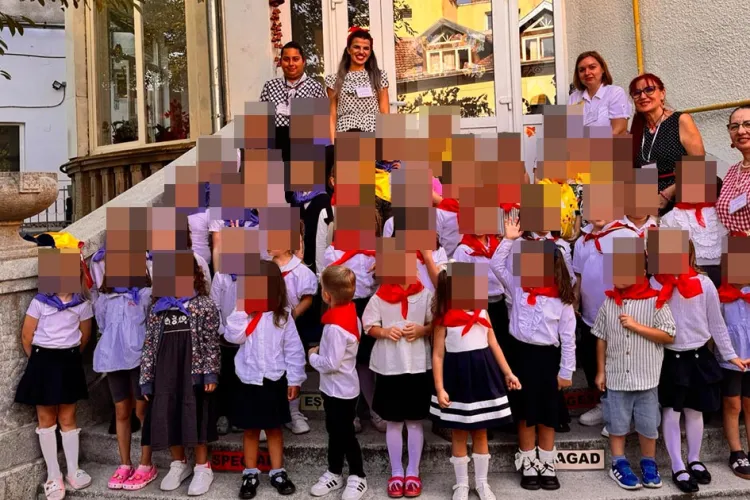 Început de an școlar cu nostalgii comuniste! Preșcolarii de la o grădiniță au fost îmbrăcați în pionieri și au recitat saluturi ale regimului Ceaușescu