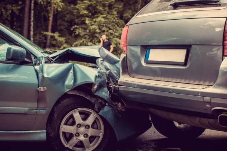 Accident pe o stradă circulată din Cluj. Două mașini implicate, un bărbat a primit îngrijiri medicale la fața locului