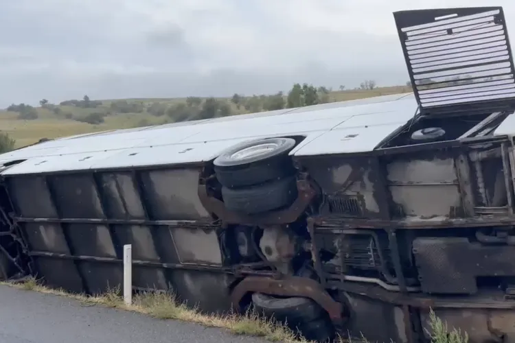 Doliu la accidentul cu autocar din Dumbrava, Cluj: Un bărbat în vârstă de 70 de ani și-a pierdut viața, autoritățile continuă intervenția