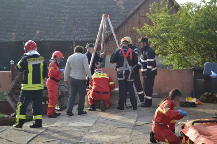 O clujeancă a căzut într-o fântână în această dimineață. Pompierii au coborât cu scara până la 5 metri adâncime ca să poată să ajungă la ea
