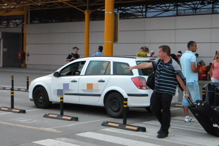 Așteptare de zeci de minute la Aeroportul Cluj: Taximetriștii refuză cursele scurte, oamenii așteaptă cu bagaje și copii, cursele de Bolt - „blocate”