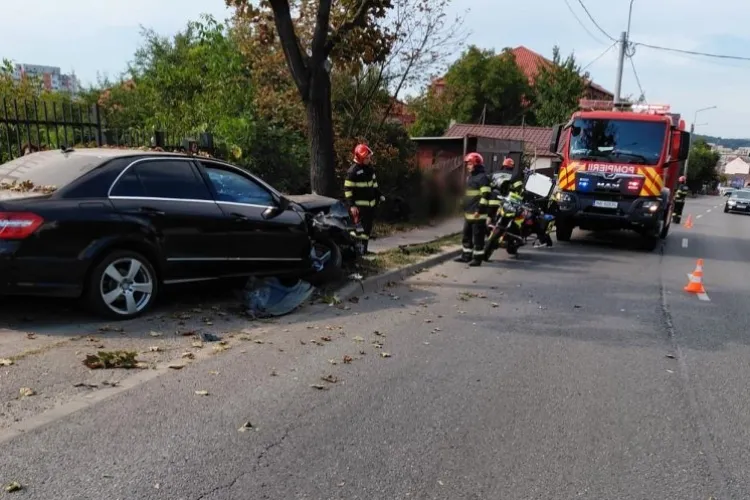 Accident în Cluj-Napoca! A intrat cu mașina într-un copac. O femeie a avut nevoie de îngrijiri medicale 