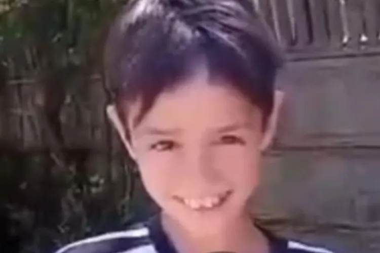 El este băiețelul de 11 ani, dispărut de acasă de sâmbătă. Autoritățile folosesc elicoptere și sistemul RO-ALERT pentru a-l găsi pe Mădălin