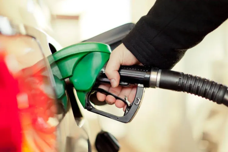 Alertă pentru șoferi! Carburanții cresc din nou: benzina mai scumpă cu 4 bani, motorina stabilă. Ce prețuri vei găsi la benzinării azi