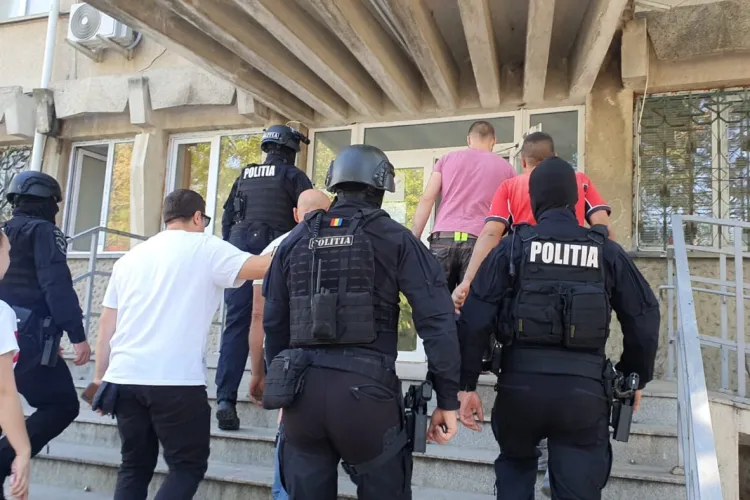 Bătaie violentă în centrul Clujului! Patru răniți, din care trei reținuți de polițiști după încăierarea cu obiecte contondente pe o stradă din Cluj-Napoca