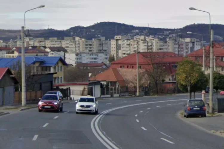 Scene șocante pe Frunzișului: șoferii „sar” peste limitatoare, trec pe lângă pietoni și bicicliști și riscă accidente grave: „Se pot întâmpla tragedii!”