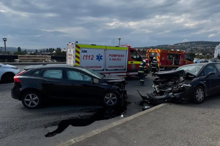 Ziua accidentelor în Cluj-Napoca. Două mașini s-au făcut praf pe podul de la Gară, două femei au fost rănite