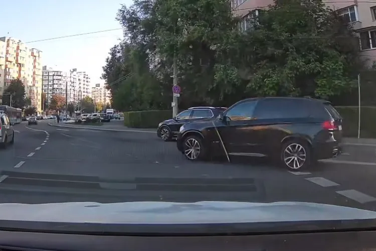 Când ai SUV BMW nu ți se aplică indicatorul „cedează trecerea”? Cât de periculos conduce un șofer clujean în Mănăștur VIDEO