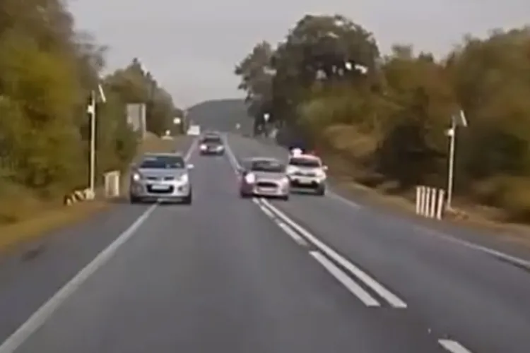 Culmea tupeului sau neatenție incredibilă? Un șofer i-a tăiat calea mașinii de Poliție cu semnalele pornite, la Cluj VIDEO