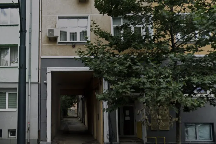 Scene de groază lângă Gara Cluj: Excremente, vomă și mizerie chiar la intrarea în blocuri și într-o incintă medicală