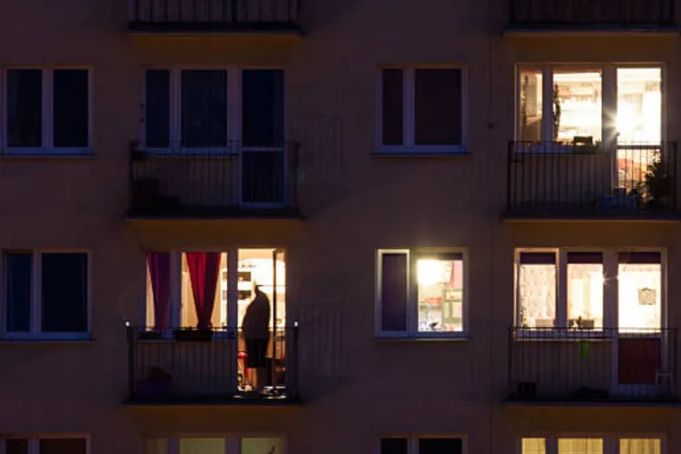 Tinerii de la balconul „veseliei” dintr-un bloc din Cluj își exasperează vecinii: „Ne povestesc viețile lor până noaptea târziu, că vrem, că nu vrem”