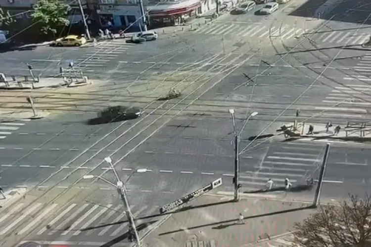 VIDEO. Trotinetist acuzat de ucidere din culpă după ce a trecut în viteză pe roșu și a ucis o femeie pe trecerea de pietoni. Atenție Imagini Șocante