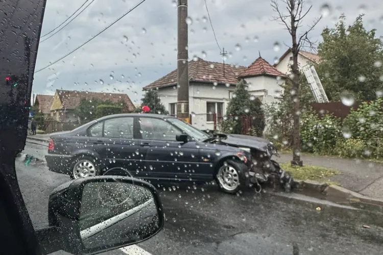 Accident șocant în Cluj! O mașină s-a făcut praf după ce a intrat într-un stâlp în zona Ambient. Traficul este îngreunat