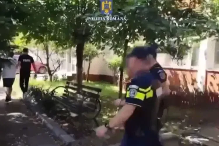 Scene de groază! Un copil de 10 ani a fost legat cu lanțul și încuiat în casă de tatăl său. Bărbatul a fost luat pe sus de polițiști 