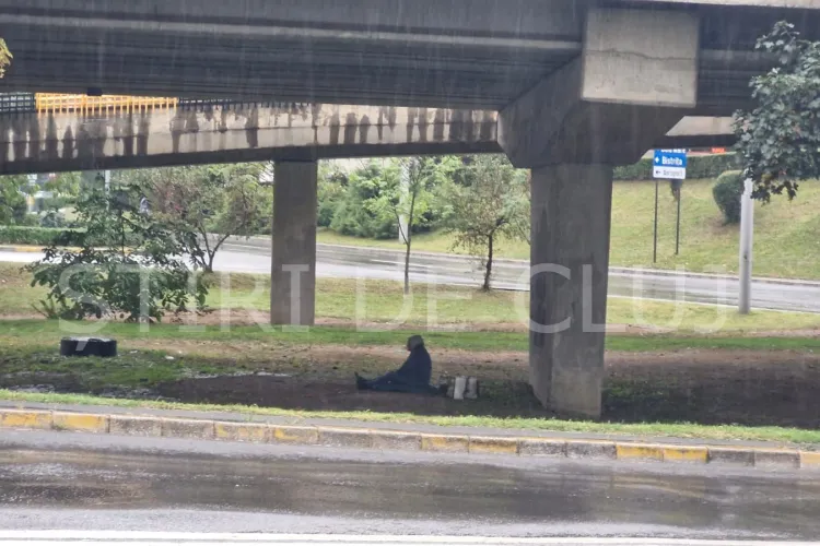 Cluj-Napoca: Imagine tulburătoare în Mărăști: om al străzii, adăpost sub pod, cu două plase lângă el