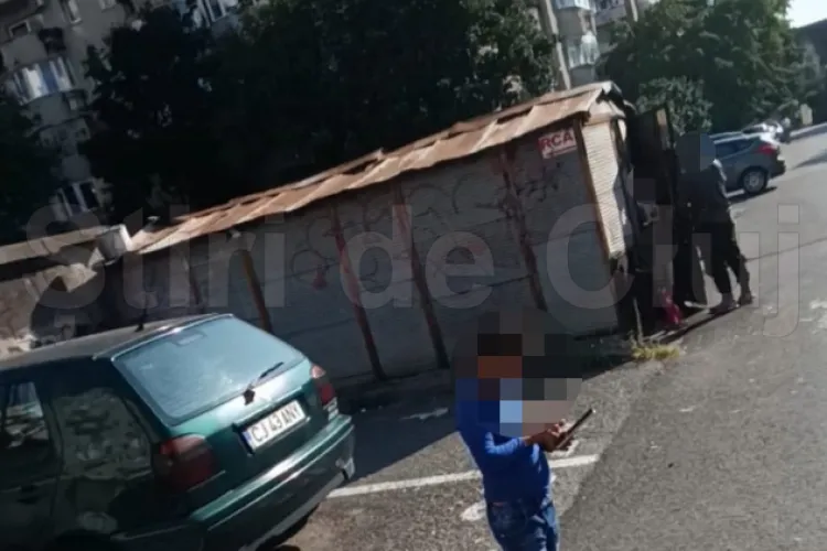 VIDEO. În Clujul de cinci stele, o familie cu doi copii mici locuiește într-un garaj de tablă din Mănăștur. Primăria Cluj: „Nu am găsit nicio persoană!”