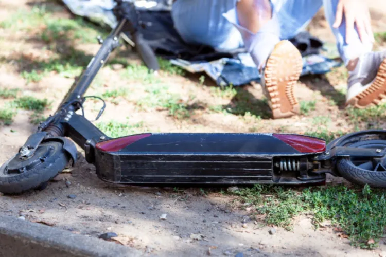 Trotinetele electrice fac noi victime: Un băiat de 13 ani a căzut de pe o trotinetă și a ajuns în comă profundă. Medicii sunt rezervați