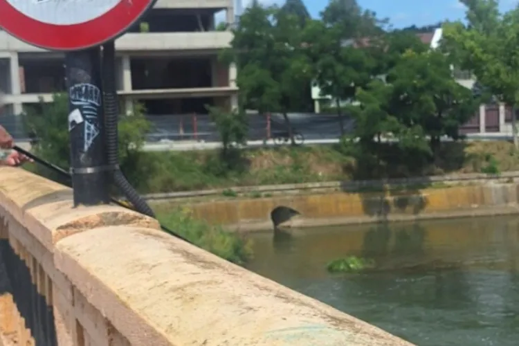 Clujenii se descurcă în orice situație: Un bărbat a fost surprins în timp ce pescuia chiar lângă semnul de..pescuit interzis FOTO