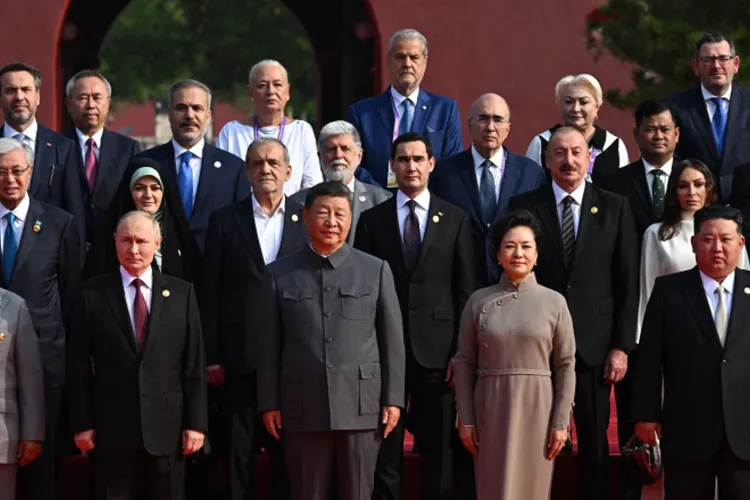 Scandal diplomatic la nivel înalt! Adrian Năstase și Viorica Dăncilă, fotografiați alături de Xi Jinping, Vladimir Putin și Kim Jong Un la Beijing